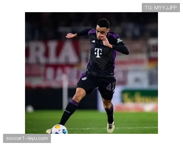 穆西亚拉以精湛技艺展现足球艺术魅力 穆西亚拉以精湛技艺展现足球艺术魅力