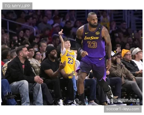 詹姆斯率队强势突破，关键战大放异彩