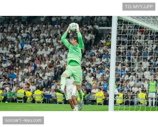 库尔图瓦披上皇马1号战袍，书写门将新传奇