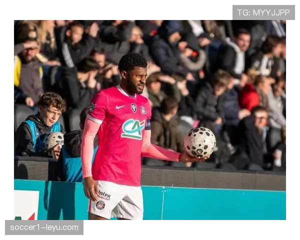 法甲新星闪耀赛场，稳健表现彰显成长潜力