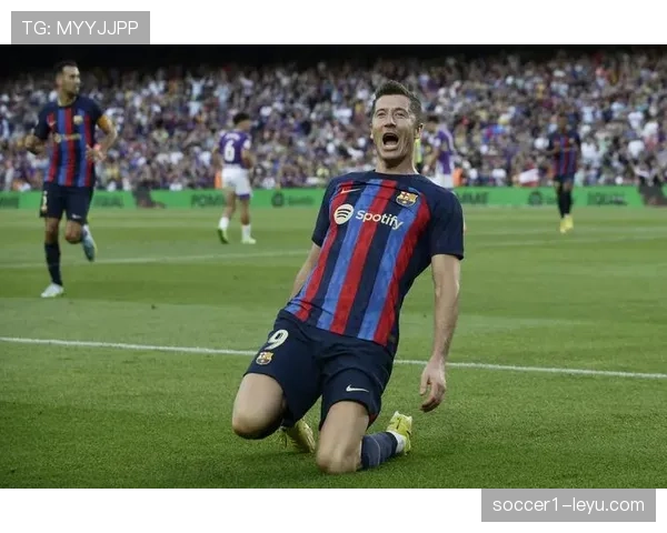 莱万多夫斯基对阵顶级中卫的对抗能力解析 莱万多夫斯基对阵顶级中卫的对抗能力解析