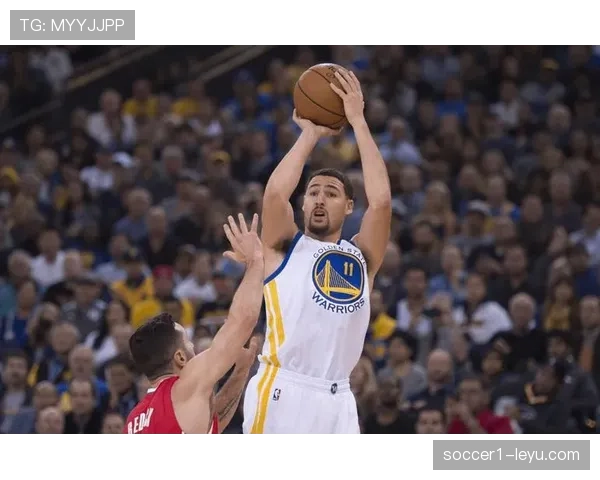 威金斯无球跑位创造投篮空间，助勇士提高关键时刻得分效率